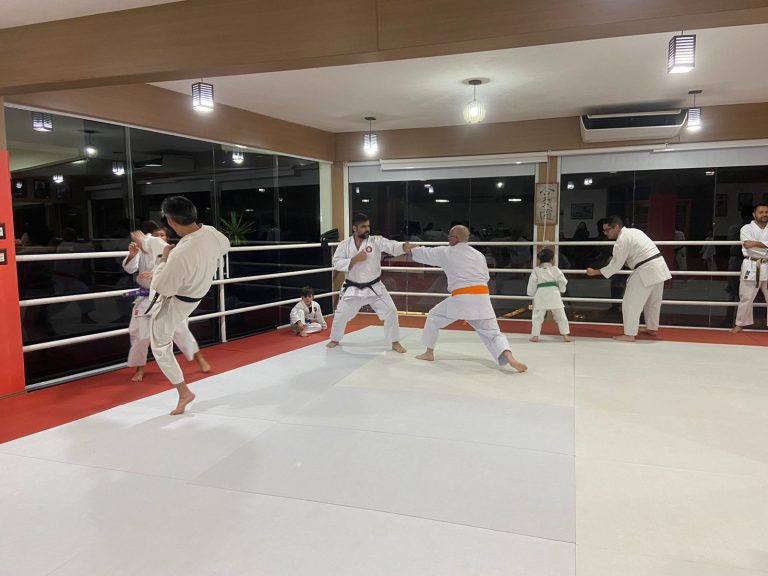 Renbukan Brasil - Escola de Artes Marciais - Cotia - São Paulo - Aula de Karate Shotokan - Sensei Francisco Santiago - Arthur Duarte - Fiorella Bonaguro