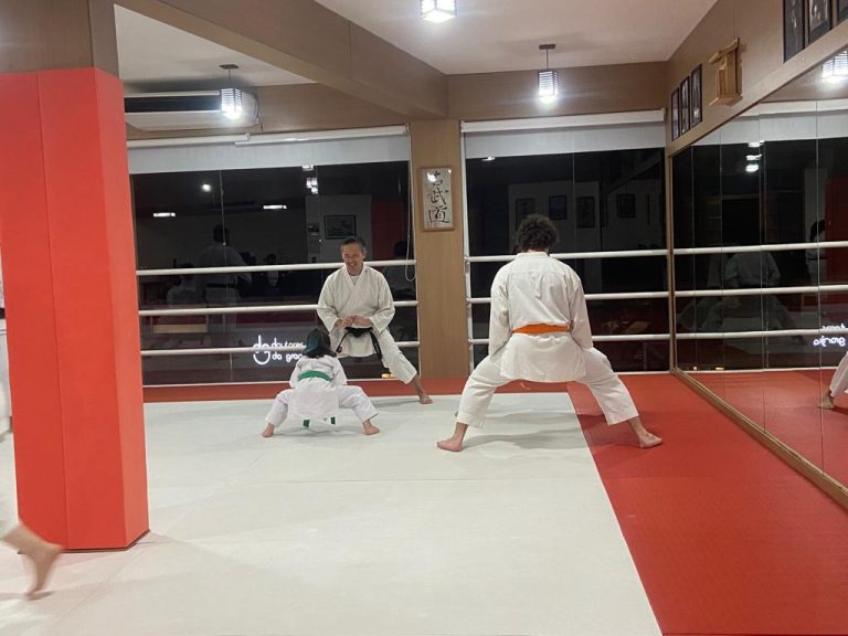 Renbukan Brasil - Escola de Artes Marciais - Cotia - São Paulo - Aula de Karate Shotokan - Sensei Francisco Santiago - Fiorella Bonaguro