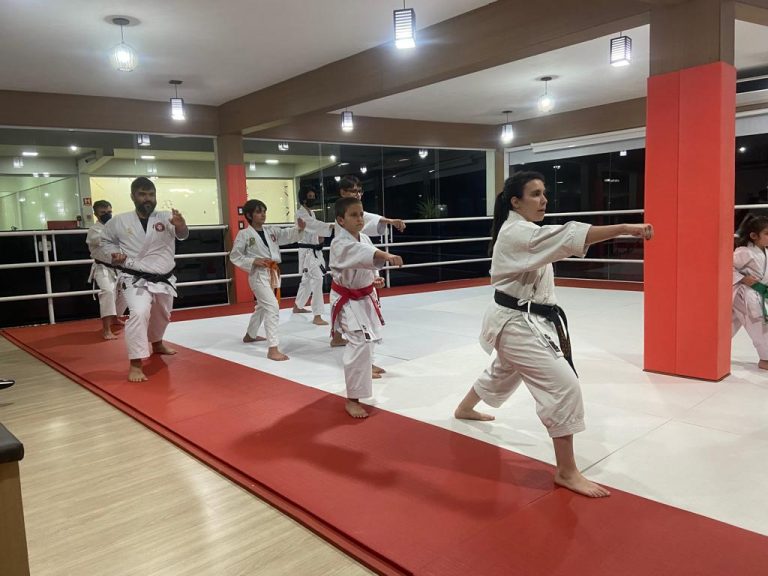 Renbukan Brasil - Escola de Artes Marciais - Cotia - São Paulo - Aula de Karate Shotokan - Sensei Francisco Santiago - Sensei Barbara Belafronte -