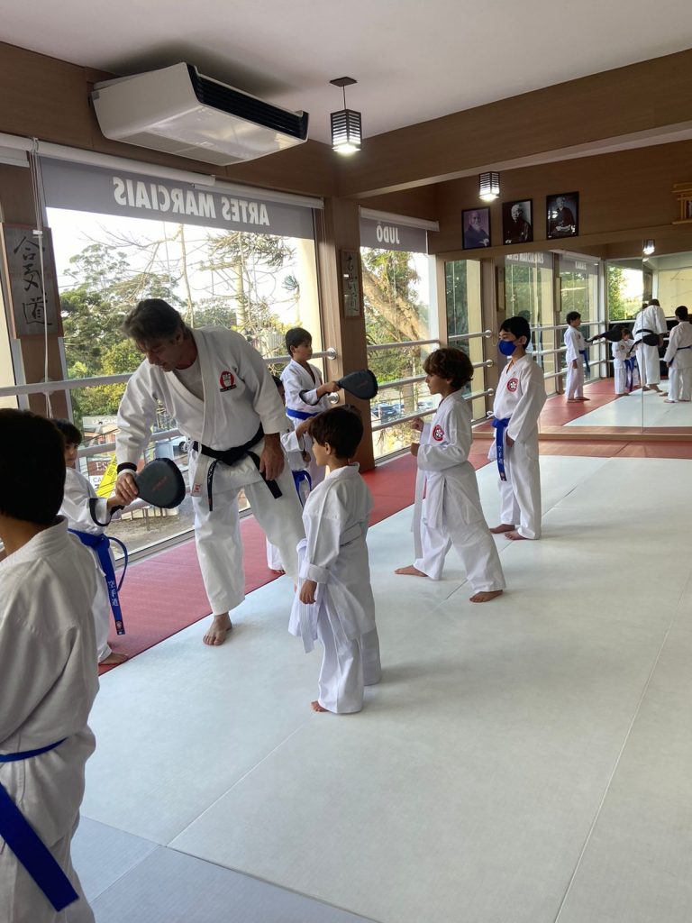 Aula de karate Infantil - Renbukan Brasil - Escola de Artes Marciais japonesas - Cotia - São Paulo - Sensei Roberto Nascimento