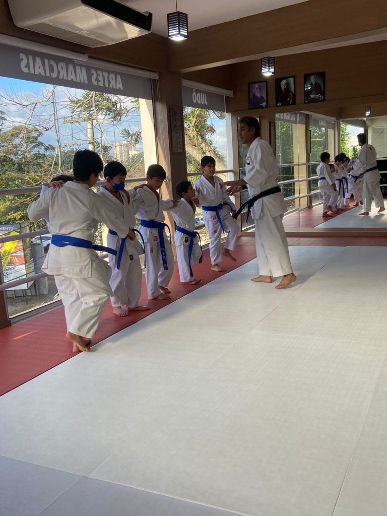 Aula de karate Infantil - Renbukan Brasil - Escola de Artes Marciais japonesas - Cotia - São Paulo - Sensei Roberto Nascimento