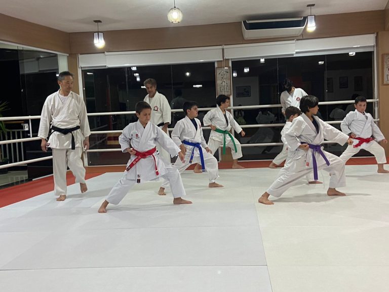 Aula de Karate em Cotia - Renbukan Brasil - Escola de Artes Marciais - Sensei Francisco Santiago - Sensei Roberto Nascimento - Aula de Karate em cotia