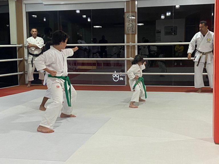 Aula de Karate em Cotia - Renbukan Brasil - Sensei Francisco Santiago - Fiorella Bonaguro