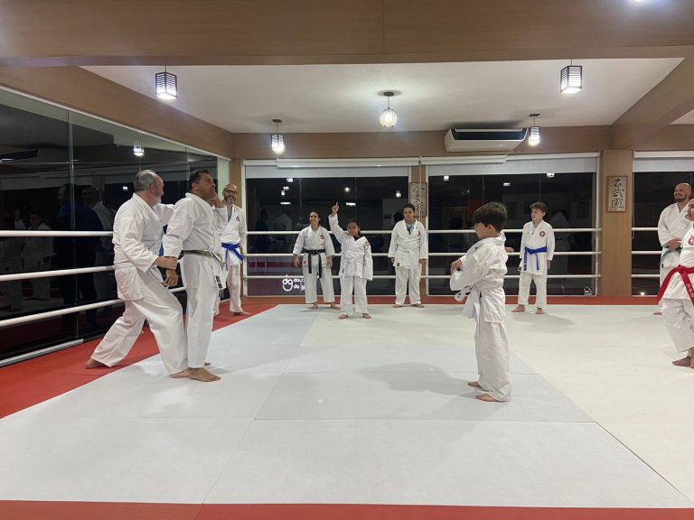 Aula de Karate em Cotia - Renbukan Brasil - Sensei Francisco Santiago - Sensei Barbara Belafronte