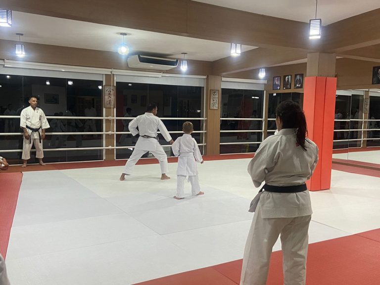 Aula de Karate em Cotia - Renbukan Brasil - Sensei Francisco Santiago - Sensei Barbara Belafronte --