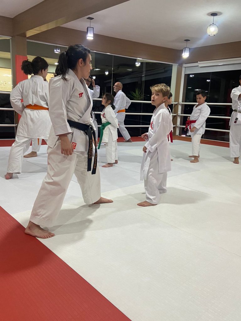 Aula de Karate em Cotia - Renbukan Brasil - Sensei Francisco Santiago - Sensei Barbara Belafronte - Fiorella Bonaguro