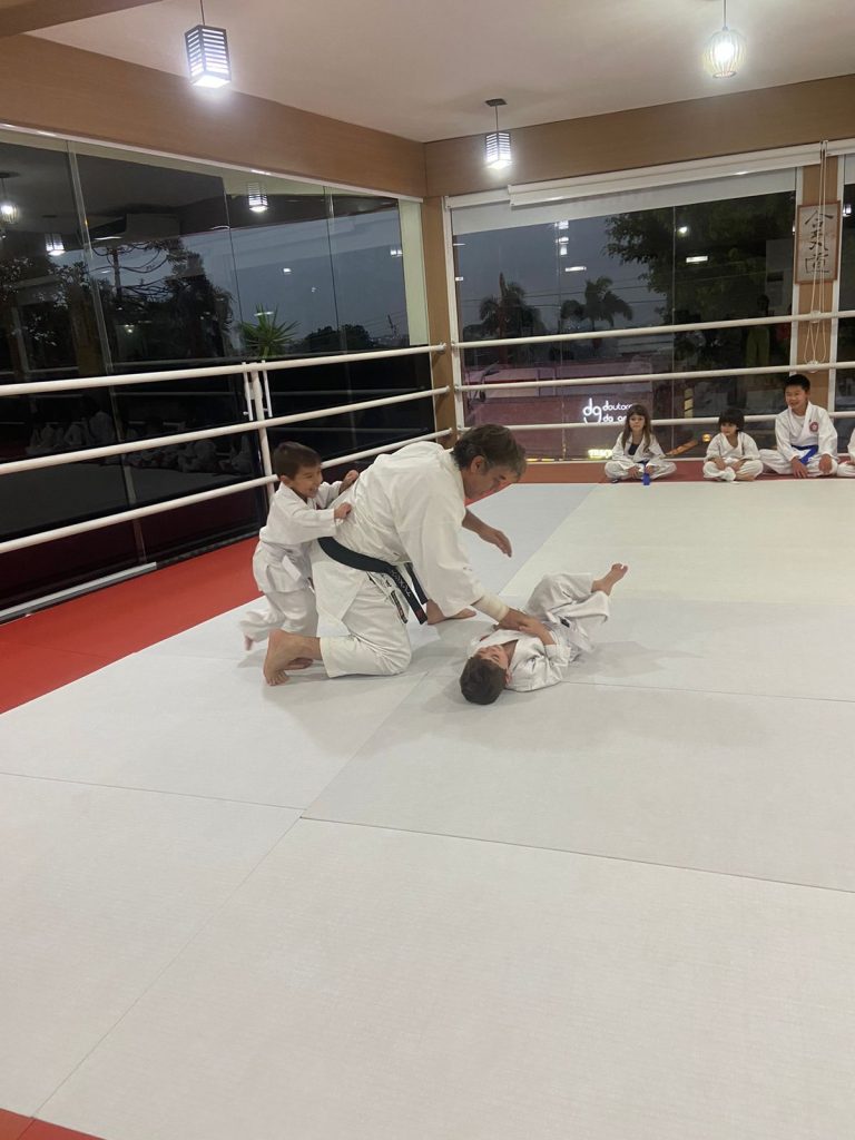Aulas de karate para crianças - Karate Infantil - Renbukan Brasil - Escola de Artes Marciais Japonesas - Aula de Karate em Cotia - São Paulo - Sensei Roberto Nascimento - robrto Nasci