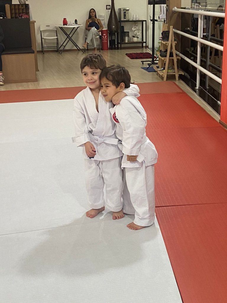 Karate Infantil - Renbukan Brasil - Escola de Artes Marciais Japonesas - Aula de Karate em Cotia - São Paulo - Sensei Roberto Nascimento - robrto Nasci