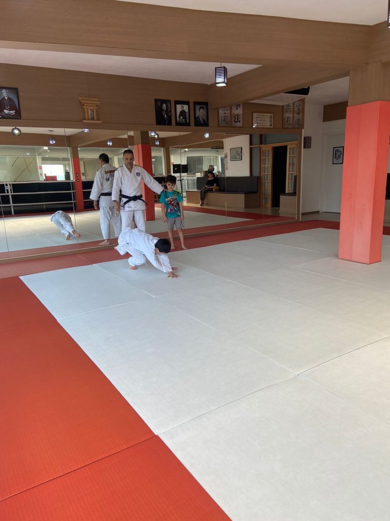 Aula de Judo - Renbukan Brasil - Escola de Artes Marciais - Cotia - São Paulo - Sensei Newton Modesto