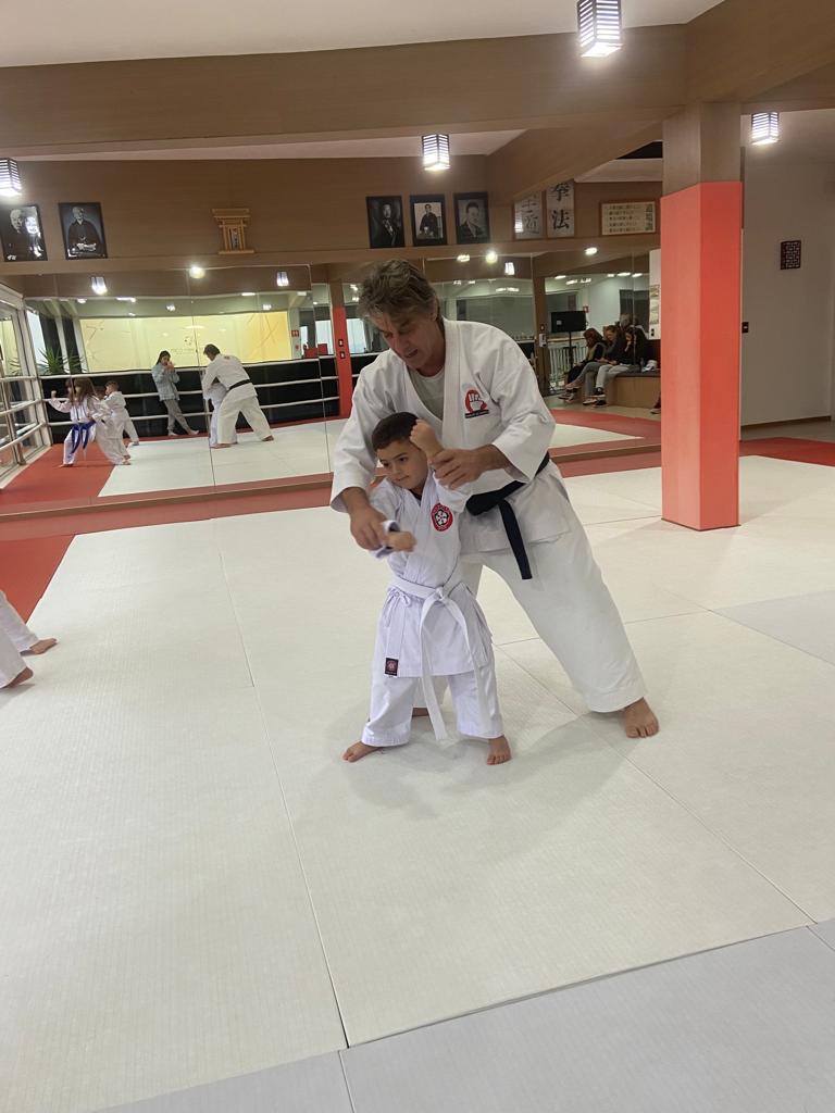 Aula de Karate Infantil - Renbukan Brasil - Cotia - São Paulo - Escola de Artes Marciais Japonesas - Sensei Roberto Nascimento - Beto nasci - (10)