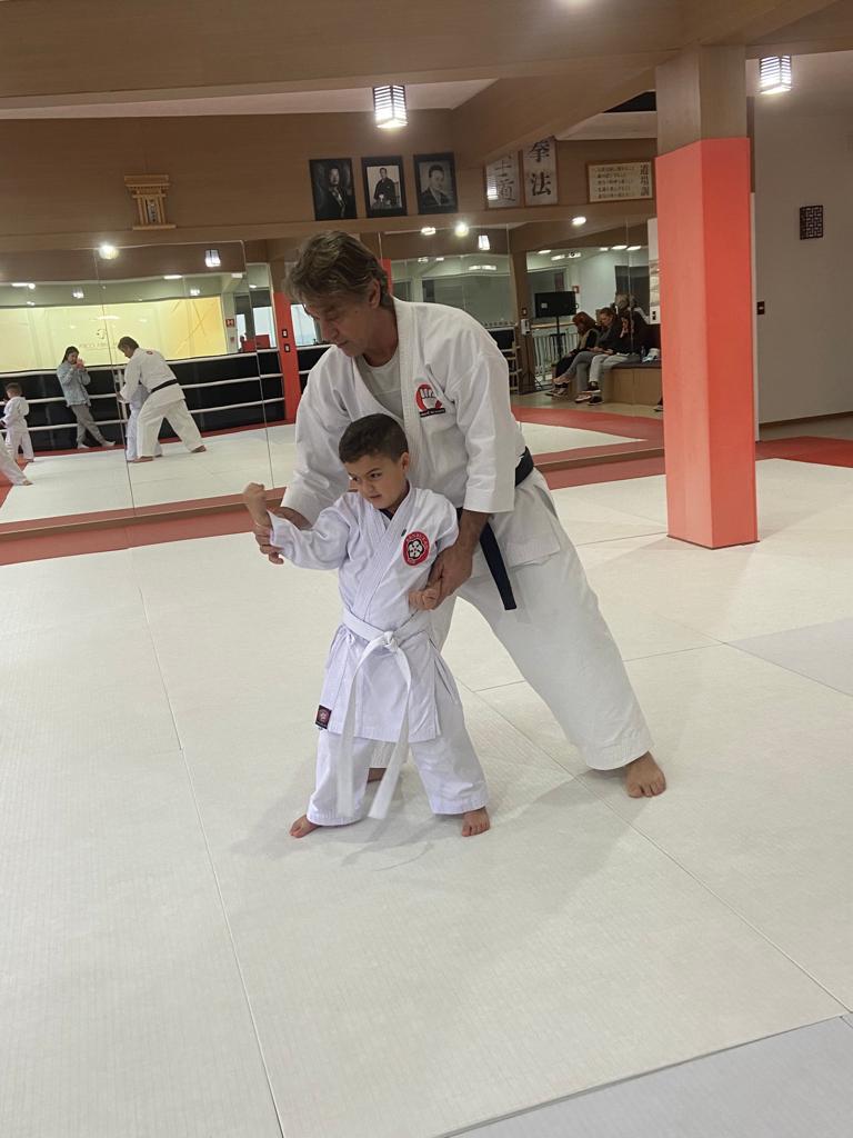 Aula de Karate Infantil - Renbukan Brasil - Cotia - São Paulo - Escola de Artes Marciais Japonesas - Sensei Roberto Nascimento - Beto nasci - (13)