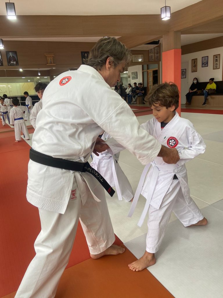 Aula de Karate Infantil - Renbukan Brasil - Cotia - São Paulo - Escola de Artes Marciais Japonesas - Sensei Roberto Nascimento - Beto nasci - (15)