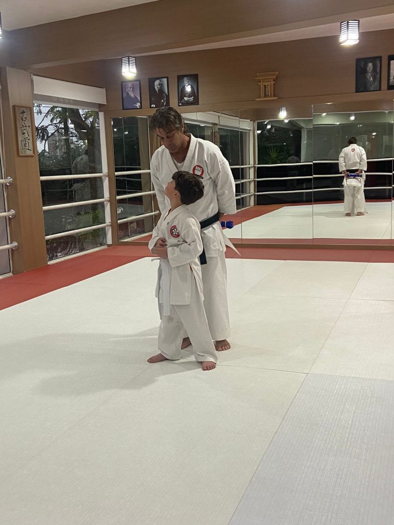 Aula de Karate Infantil - Renbukan Brasil - Cotia - São Paulo - Escola de Artes Marciais Japonesas - Sensei Roberto Nascimento - Beto nasci - (3)