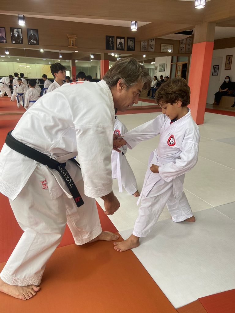 Aula de Karate Infantil - Renbukan Brasil - Cotia - São Paulo - Escola de Artes Marciais Japonesas - Sensei Roberto Nascimento - Beto nasci - (9)