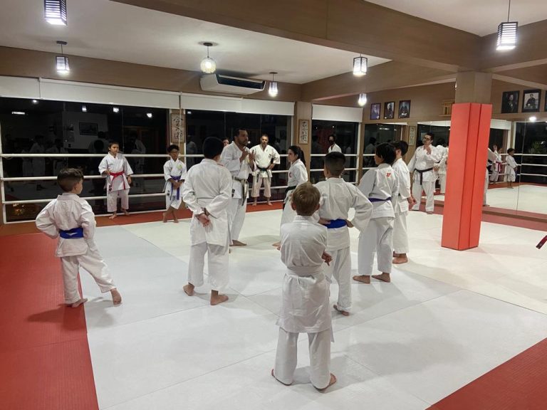 Aula de Karate - Renbukan Brasil - Sensei Francisco Santiago - Cotia - São Paulo - Karateca Arthur Duarte - Yago Seto - Barbara Belafronte -