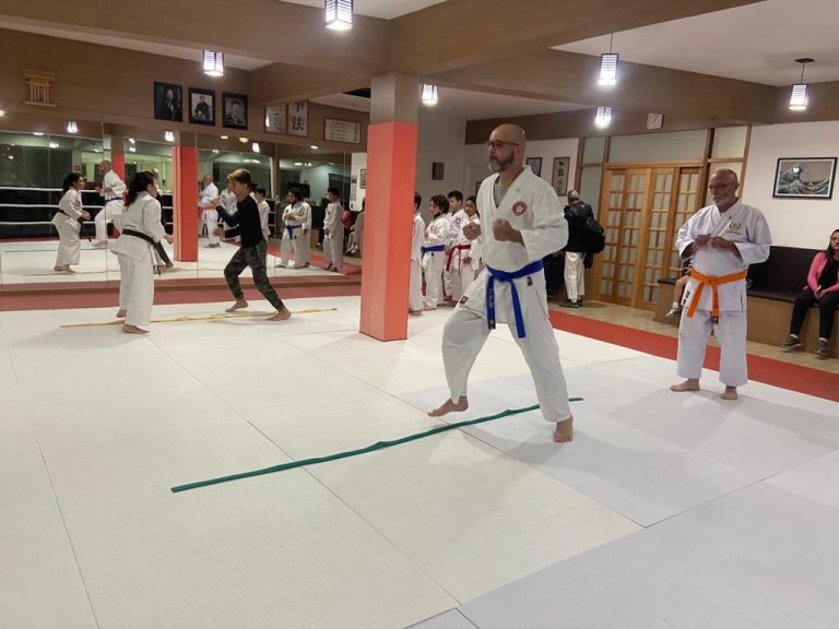 Aula de Karate Shotokan - Escola Renbukan Brasil - Sensei Francisco Santiago - Cotia - São Paulo - Sensei Barbara Belafronte