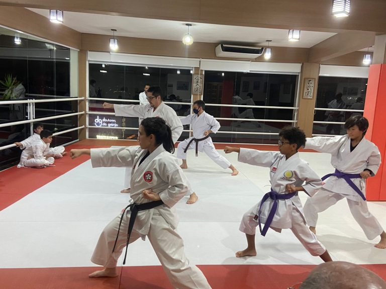 Aula de Karate Shotokan - Escola Renbukan Brasil - Sensei Francisco Santiago - Cotia - São Paulo - sensei barabara belafronte - Arthur Duarte - Yago Seto