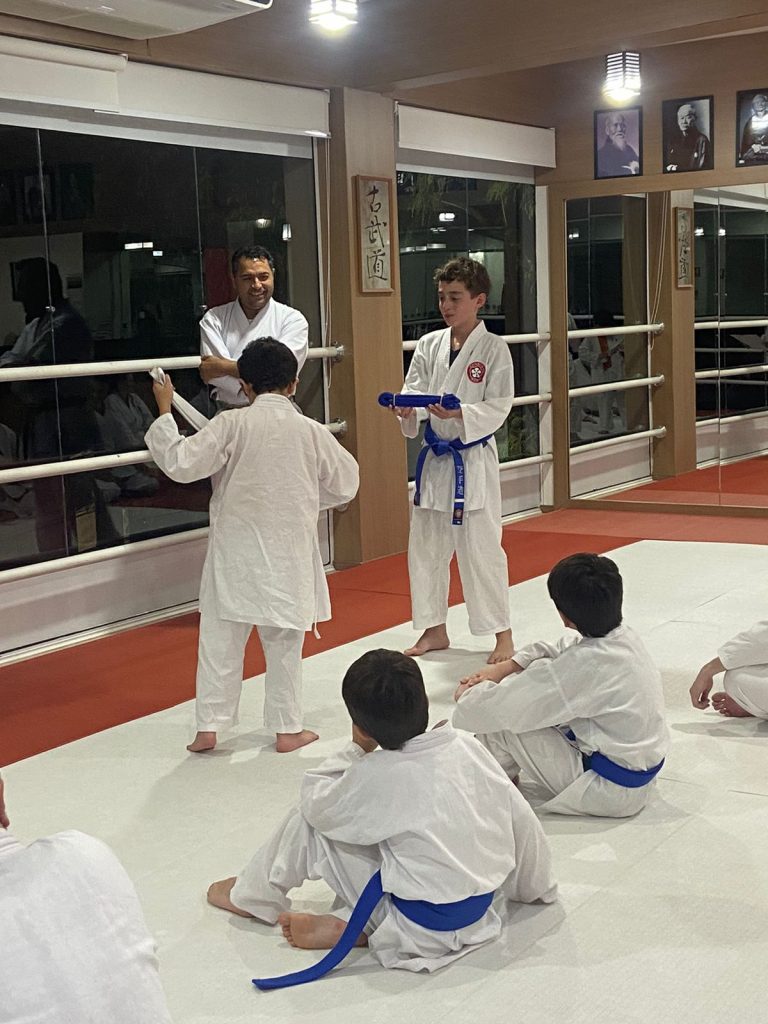 Aula de Karate para crianças - Renbukan Brasil - Escola de Artes Marciais Japonesas - Sensei Francisco Santiago (6)