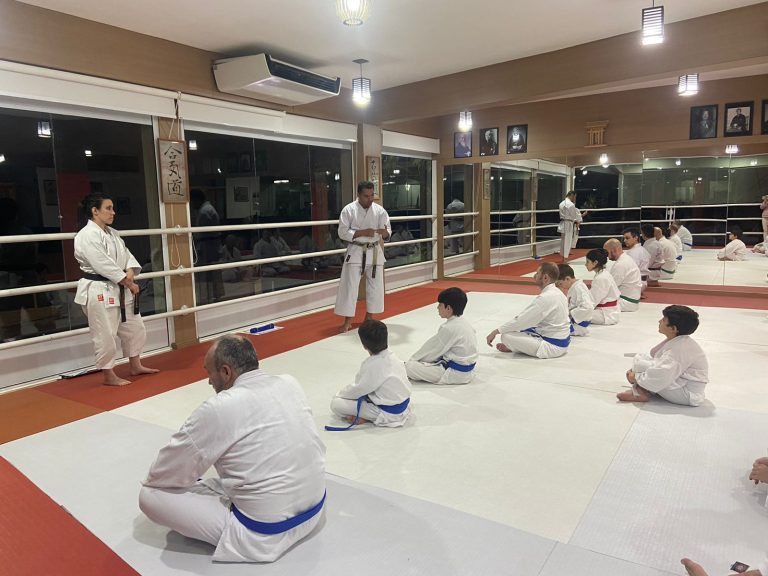Aula de Karate para crianças - Renbukan Brasil - Escola de Artes Marciais Japonesas - Sensei Francisco Santiago - Sensei Bárbara Belafronte