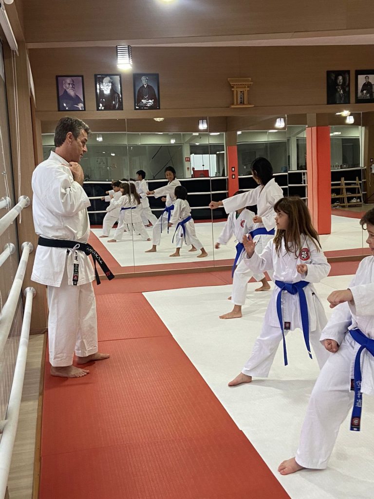 Aula de Karate para crianças - Renbukan Brasil - Escola de Artes Marciais Japonesas - Sensei Roberto Nascimento (3)