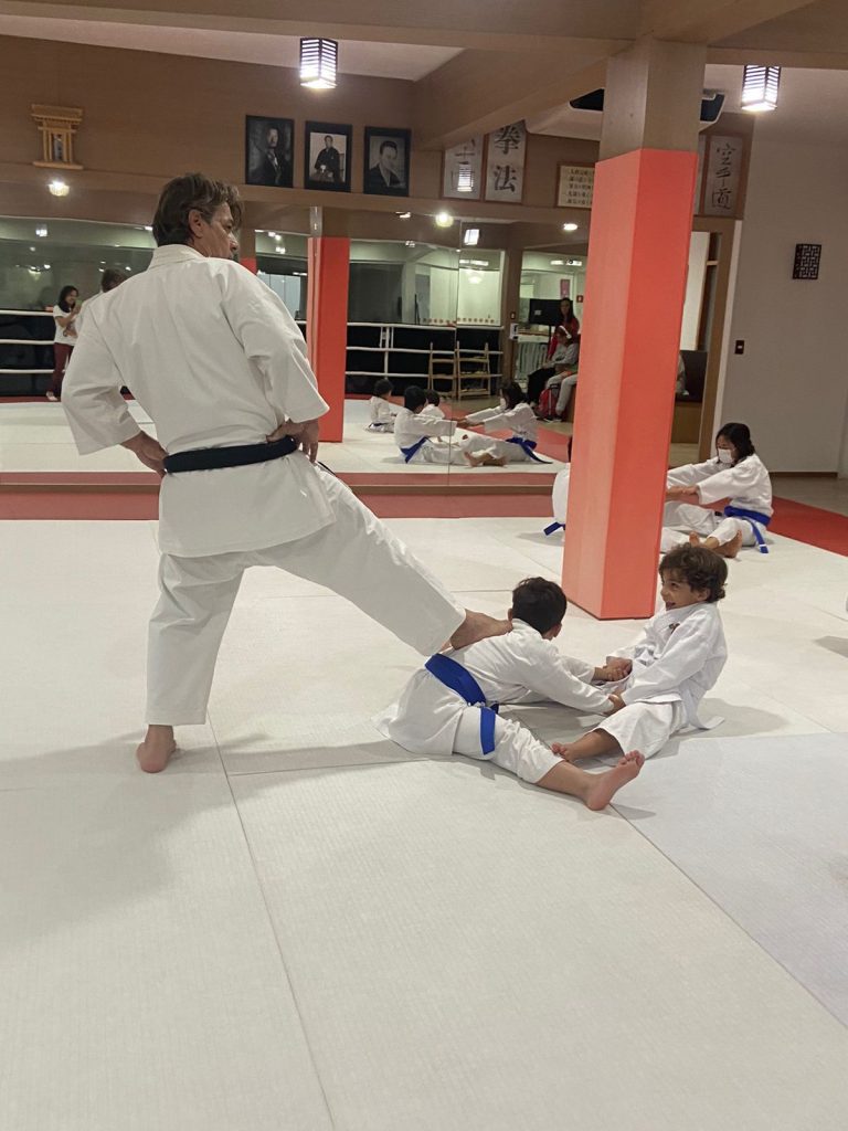 Aula de karate Infantil - Renbukan Brasil - Escola de artes Marciais - Sensei Roberto Nascimento - Cotia - São Paulo