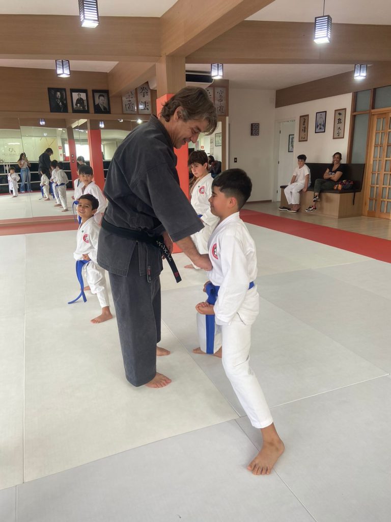 Aula de karate Infantil - Renbukan Brasil - Escola de artes Marciais - Sensei Roberto Nascimento - Cotia - São Paulo