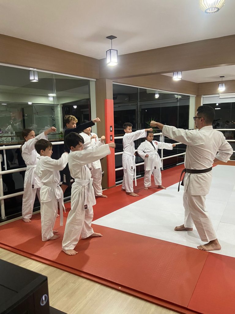 Aulas de Karate - Sensei Francisco Santiago - Renbukan Brasil - Escola de Artes Marciais Japonesas - Arthur Duarte Karate Shotokan