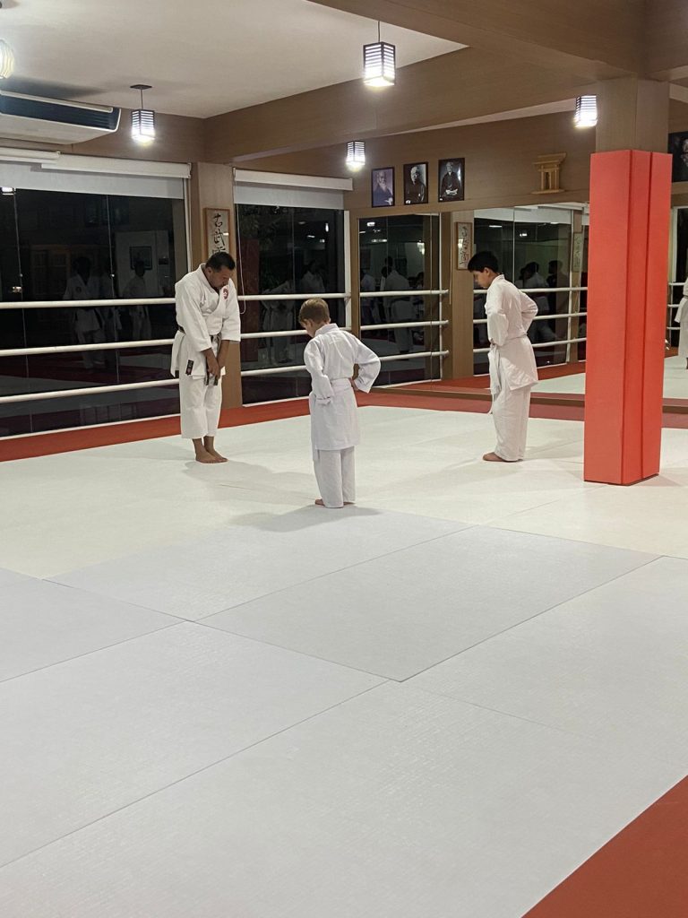 Aulas de Karate - Sensei Francisco Santiago - Renbukan Brasil - Escola de Artes Marciais Japonesas - Cotia - São Paulo -
