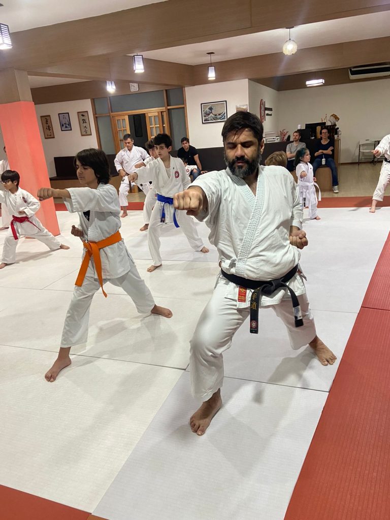 Aula de Karate Shotokan - Crianças e Adolescentes - Sensei Francisco Santiago - Renbukan Brasil - Cotia - São Paulo (7)