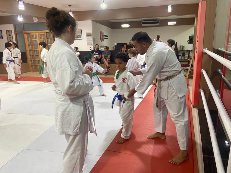 Aula de Karate com Sensei Francisco Santiago - Renbukan Brasil - Escola de Artes Marciais Japonesas - Cotia - São Paulo - Sensei Barbara Belafronte - Fiorella Bonaguro