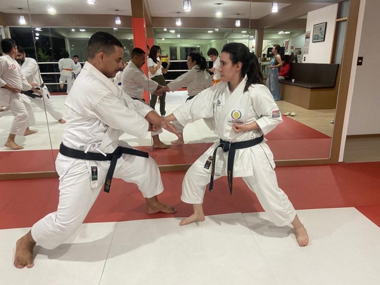 Aula de karate Shotokan - Renbukan Brasil - Escola de Artes Marciais Japonesas - Cotia - São Paulo - Sensei Francisco Santiago - Sensei Barbara Belafronte