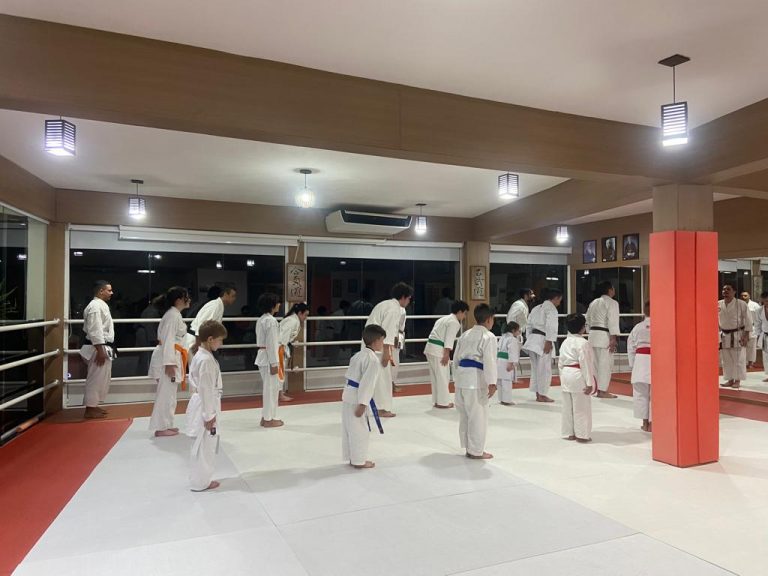 Aula de karate Shotokan - Renbukan Brasil - Escola de Artes Marciais Japonesas - Cotia - São Paulo - Sensei Francisco Santiago - Sensei Barbara Belafronte - Fiorella Bonaguro
