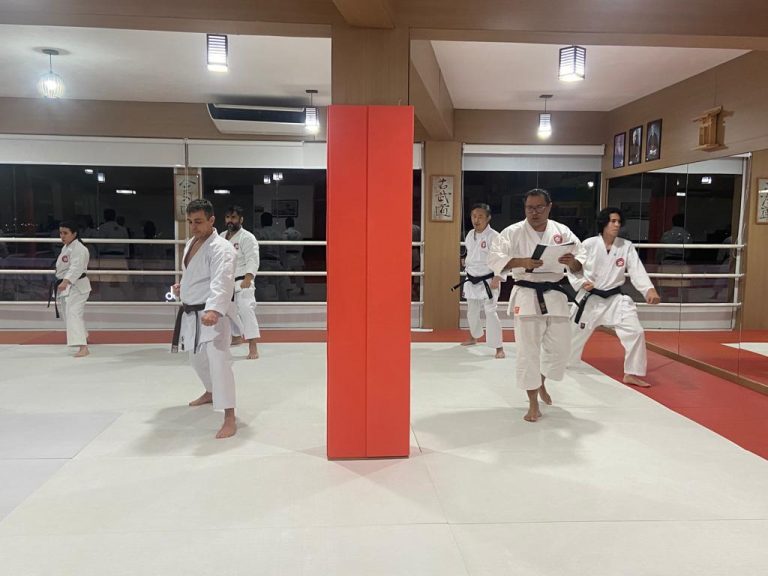 Aulas de Karate Shotokan - Cotia - São Paulo - Sensei Francisco Santiago -sensei Barbara Belafronte-Artur Duarte- Renbukan Brasil - Escola de Artes Marciais Japonesas 4