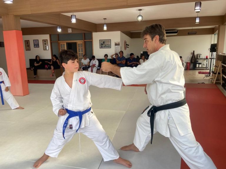 Aula de Karate para crianças e adolescente - Renbukan Brasil - Cotia - São Paulo - Sensei Roberto Nascimento