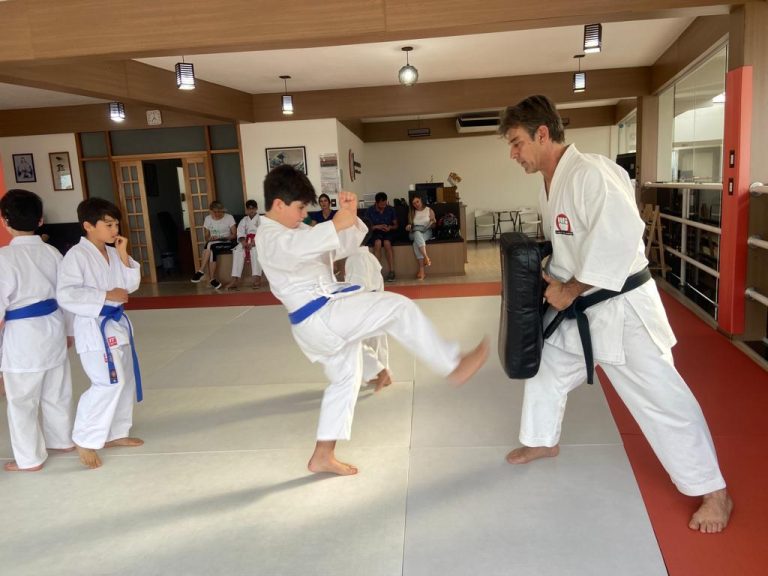 Aula de Karate para crianças e adolescente - Renbukan Brasil - Cotia - São Paulo - Sensei Roberto Nascimento