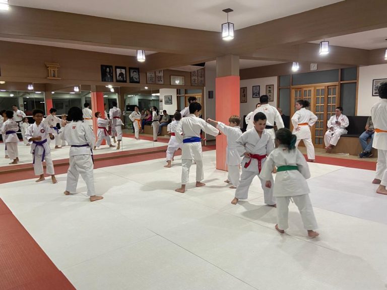 Karate Shotokan - Sensei Francisco Santiago - Escola de Artes Marciais Japonesas - Cotia - São Paulo - Sensei barbara Belafronte - Arthur Duarte - Fiorella Bonaguro