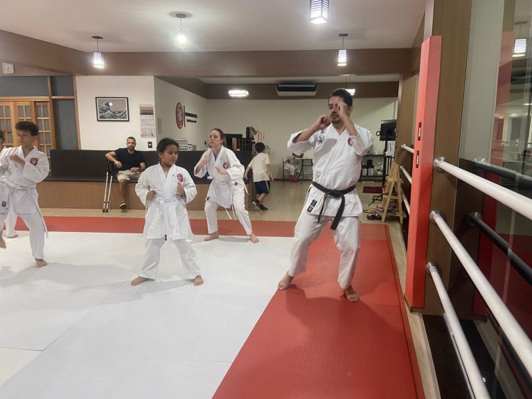 Aula de Karate para crianças, adultos - Renbukan Brasil - Sensei Roberto Nascimento - Cotia - São Paulo - Arthur Duarte