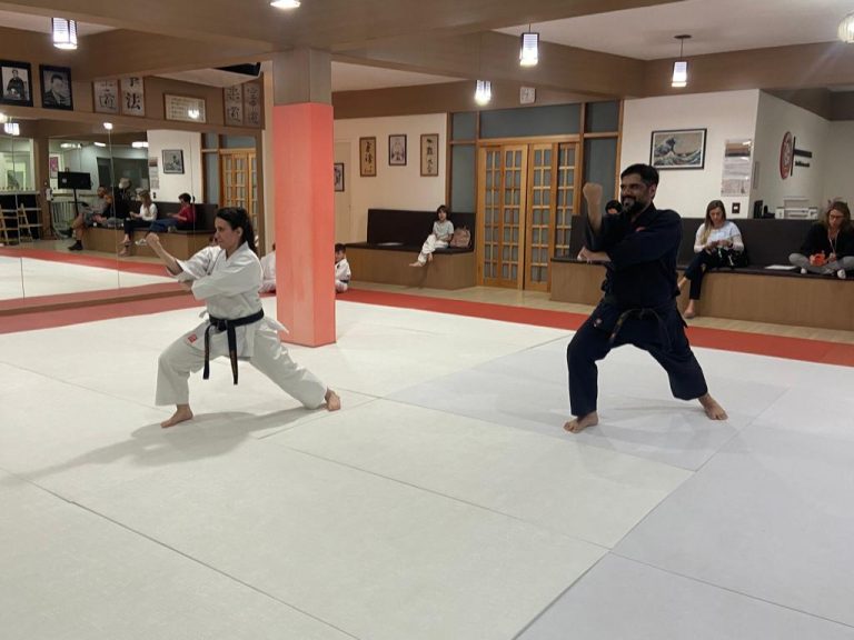 Aula de Karate - Renbukan Brasil - Escola de Artes Marciais Japonesas - Sensei Francisco Santiago - Sensei Barbara Belafronte -
