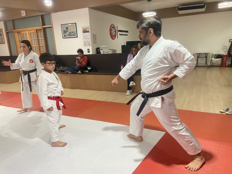 Aula de Karate-do - Renbukan Brasil - Escola de Artes Marciais Japonesas - Cotia - São Paulo - Sensei Francisco Santiago - (20)