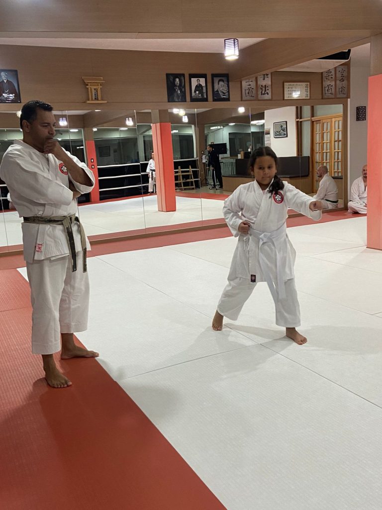 Aula de Karate-do - Renbukan Brasil - Escola de Artes Marciais Japonesas - Cotia - São Paulo - Sensei Francisco Santiago