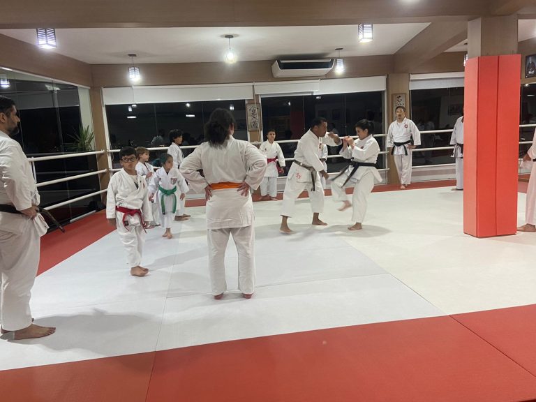 Aula de Karate-do - Renbukan Brasil - Escola de Artes Marciais Japonesas - Cotia - São Paulo - Sensei Francisco Santiago - Fiorella Bonaguro - Sensei Barbara Belafronte