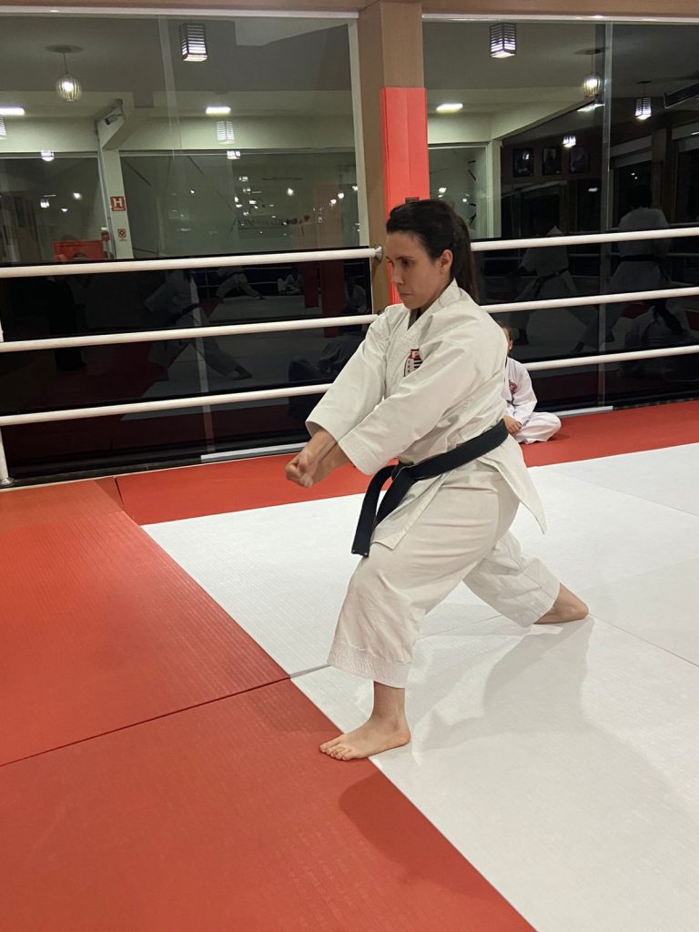 Aulas de karate-do na Renbukan Brasil - Escola de Artes Marciais Japonesas - Cotia - São Paulo - Sensei Francisco Santiago - Sensei Barbara Belafronte (3)
