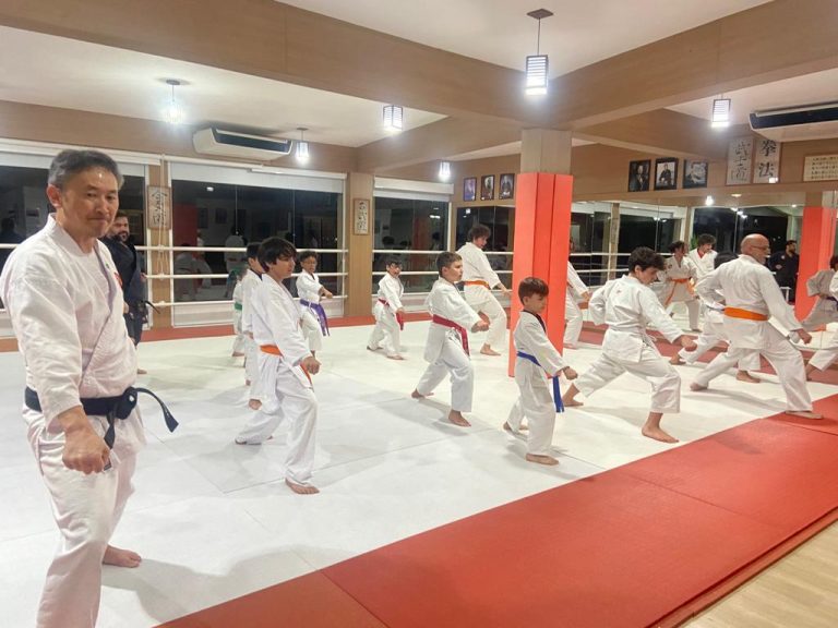 Aulas de karate-do na Renbukan Brasil - Escola de Artes Marciais Japonesas - Cotia - São Paulo - Sensei Francisco Santiago - Yago Seto