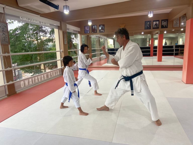 Aula de karate para crianças e adolescentes - Renbukan Brasil - Escola de Artes Marciais Japonesas - Sensei Roberto Nascimento - Cotia - São Paulo (1)