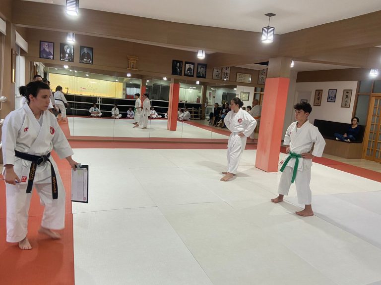 Aulas de karate-do com sensei Francisco Santiago - Renbukan Brasil - Escola de Artes Marciais Japonesas - Cotia - São Paulo -Sensei Bárbara Barbara Belafronte