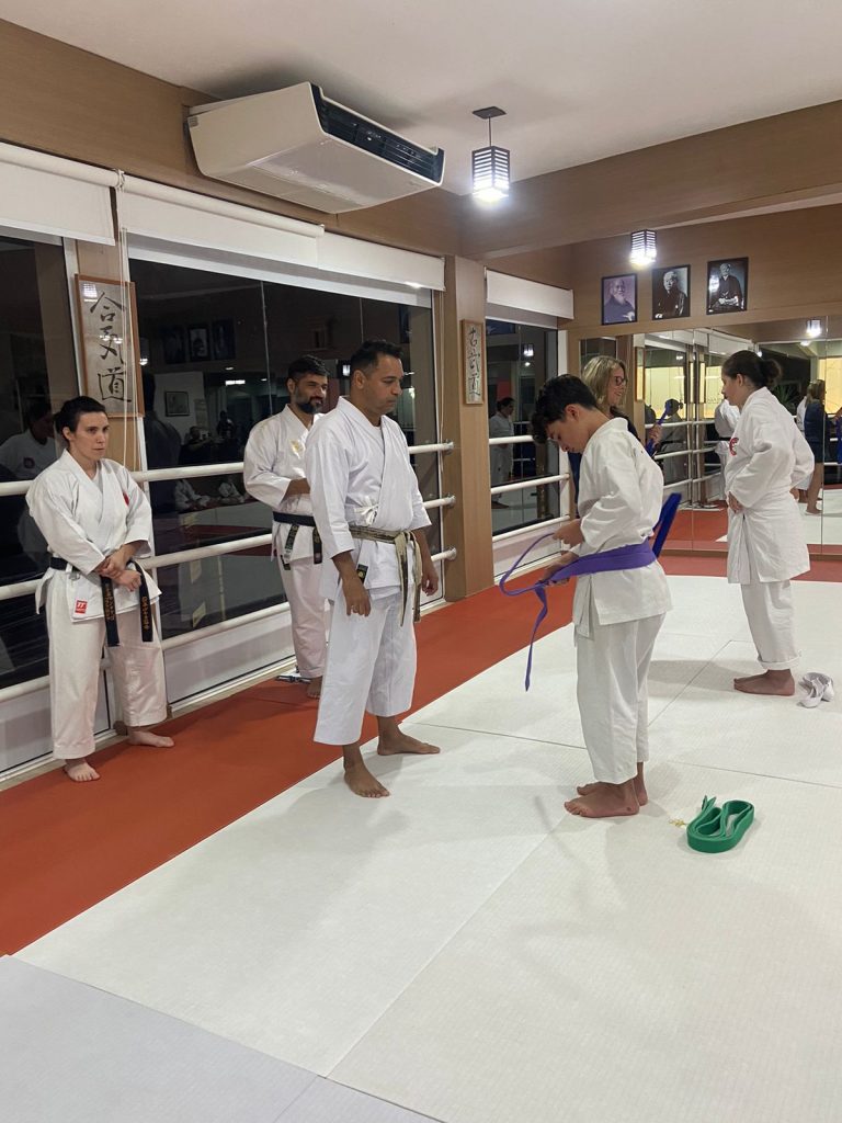 Aulas de karate-do com sensei Francisco Santiago - Renbukan Brasil - Escola de Artes Marciais Japonesas - Cotia - São Paulo - Sensei Bárbara belafronte (13)