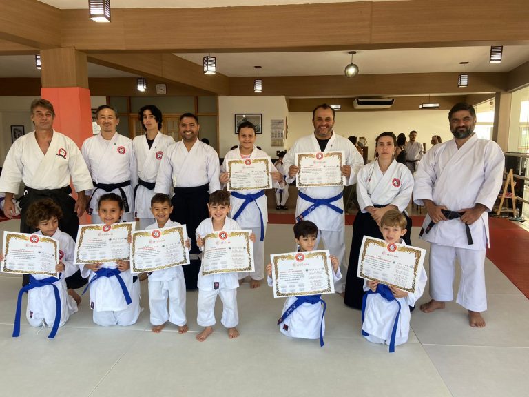 Exame de Faixa - Karate - Renbukan Brasil - Escola de Artes Marciais Japonesas - Cotia - São Paulo - Sensei Francisco Santiago - Sensei Barbara Belafronte -