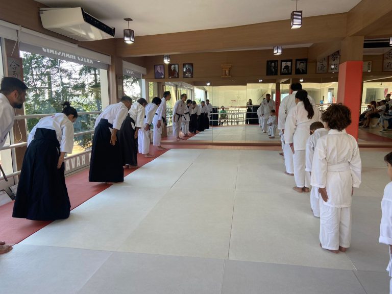 Exame de Faixa - Karate - Renbukan Brasil - Escola de Artes Marciais Japonesas - Cotia - São Paulo - Sensei Francisco Santiago - Sensei Bárbara Belafronte