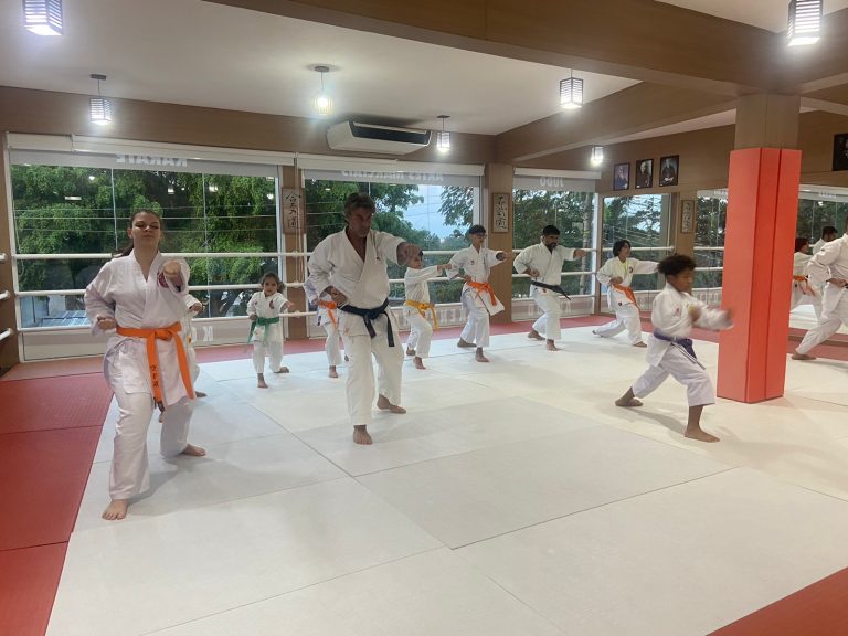 Aula de Karate Shotokan - Renbukan Brasil - Escola de Artes Marciais Japonesas - Cotia - São Paulo - Sensei Francisco Santiago - Fiorella Bonaguro - Yago Seto - Roberto Nascimeno
