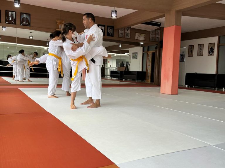 Karate Feminino - Renbukan Brasil - Escola de Artes Marciais - Cotia - São Paulo - Sensei Francisco Santiago